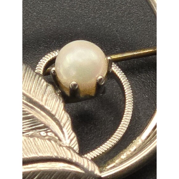 Round Silver Tone Brooch With Silver Leaf and Pearl - Picture 3 of 8